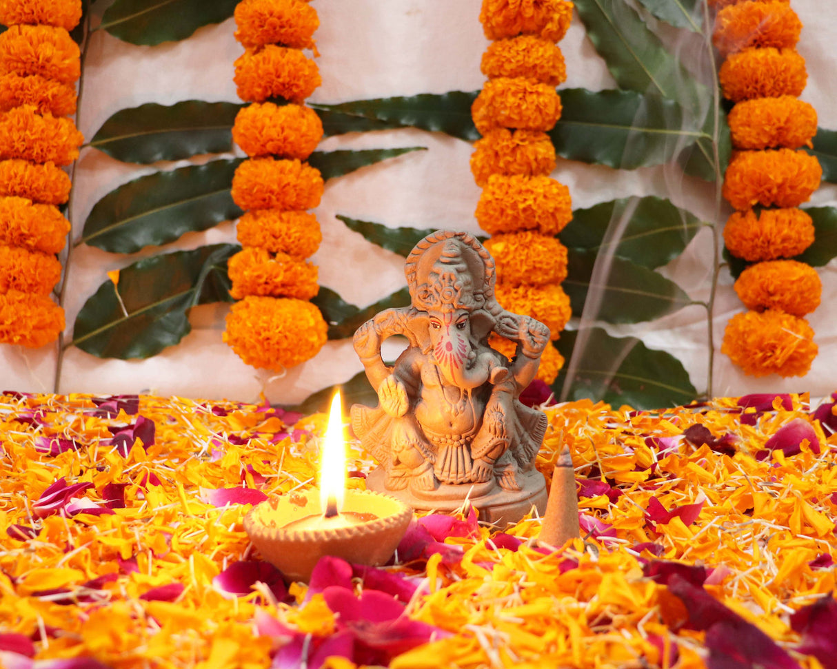 Arkam Ganesh Puja Samagri Kit for Ganesh Pujan with Mitti ke Ganesha/Ganpati Pujan/Ganesh Chaturthi Puja/Ganesh Utsav (35+ Items) with Detailed Puja Vidhi in Hindi - Retail Maharaj