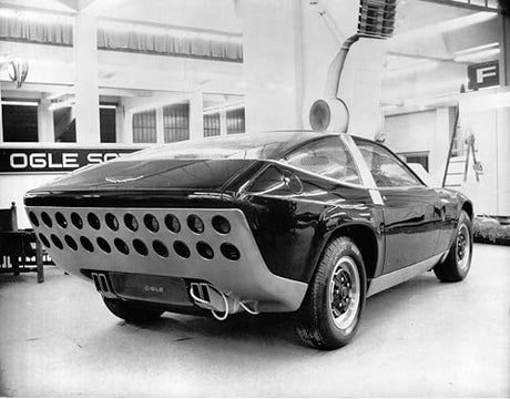 Aston Martin Dbs and V8: Classic Coupes from 1967-1990 - Retail Maharaj