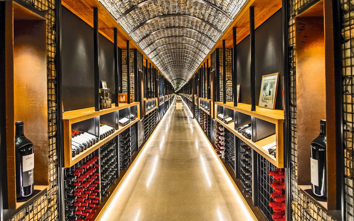 Through the Cellar Door: Australia's Beautiful Wineries and Vineyards, Their Design and Architecture - Retail Maharaj